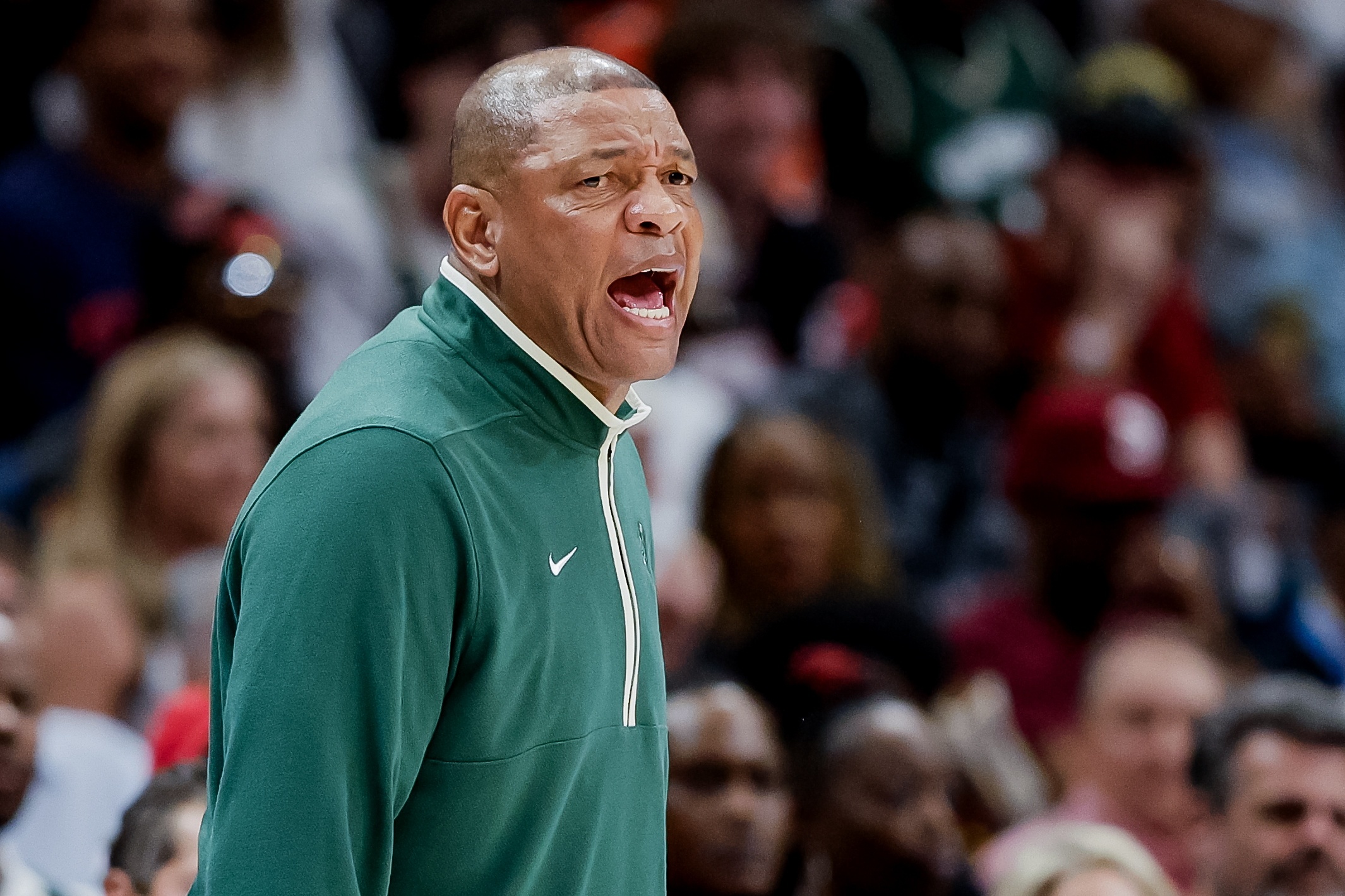 西亚卡姆在巴塞罗那比赛中大比分领先密尔沃基雄鹿围绕NBA常规赛调整名单之后，多特蒙德围绕德甲绝杀压哨的简单介绍